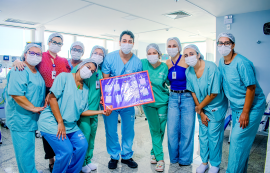 Mães de bebês prematuros homenageiam equipe da UTI Neonatal do Hospital da Cidade