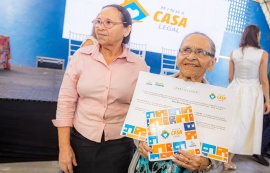 Segurança e dignidade: Prefeitura entrega certificados de regularização fundiária a famílias