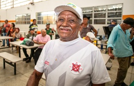 Usuários do Restaurante Popular de Maceió comemoram Dia dos Pais