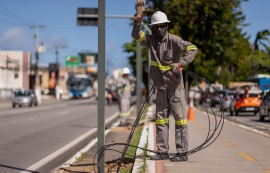Saiba como acionar a Ilumina Maceió pelo app, 156, 0800 e outros canais de atendimento
