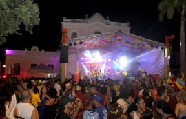 Primeira noite do Carnaval É Massa movimenta Jaraguá com praça lotada e diversidade cultural