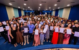 Prefeito Rodrigo Cunha prestigia formatura do Programa Prepara Jovem