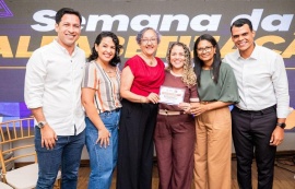 Prefeito Rodrigo Cunha entrega Selo Alfabetiza Maceió para escolas da rede pública municipal de ensino
