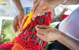 Encontro de artesãs celebra Dia Mundial do Crochê