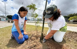 Alurb realiza plantio de árvores no Parque Linear do Benedito Bentes