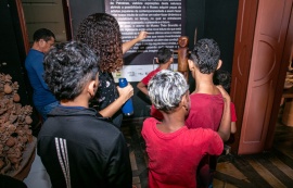 Crianças e adolescentes do abrigo Acolher visitam o Museu Théo Brandão
