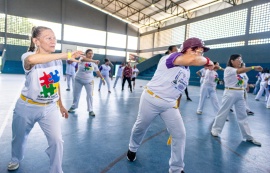 Pessoas idosas do Serviço de Convivência participam de aulão de capoeira