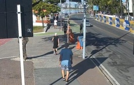 Câmeras de totem da Prefeitura de Maceió registram atropelamento na Ponta Verde