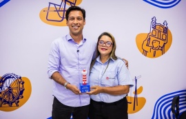 Prefeito Rodrigo Cunha homenageia motorista do Ônibus da Mulher pelo trabalho em Maceió