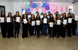 Usuários do Acessuas Trabalho recebem certificado de conclusão em confeitaria