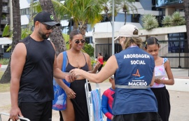 Prefeitura leva conscientização de combate ao trabalho infantil à orla de Maceió
