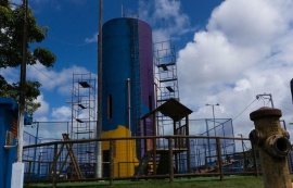 Pintura em caixa d’água destaca campanha Agosto Lilás em ação do Brota na Grota