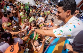 JHC prestigia Pinto da Madrugada, exalta encontro de gerações e força cultural no maior bloco à beira-mar do Brasil