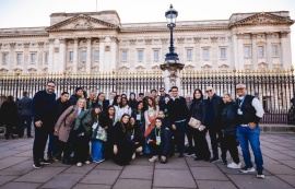 JHC e Marina Candia acompanham estudantes em visita à National Gallery e ao Palácio de Buckingham, em Londres