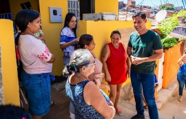 Prefeito Rodrigo Cunha vistoria obra do Beco da Baiuca e destaca transformação do Jacintinho