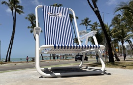 Cadeira Gigante ganha vida nova com estrutura repaginada na orla de Ponta Verde