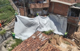 Defesa Civil avança no trabalho preventivo com aplicação de lonas em áreas de risco