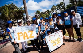 Caminhada da Paz leva centenas de estudantes de escolas municipais à praia de Jatiúca