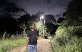 Moradores comemoram chegada de nova iluminação em áreas de díficil acesso na Grota do Andraújo