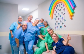 Mural com fotos da infância emociona profissionais da UTI no Hospital da Cidade em Maceió 
