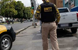 Veículo com dispositivos irregulares é abordado durante fiscalização do DMTT