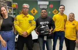 Motociclista de aplicativo ganha capacete em sorteio promovido pelo DMTT