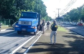 Operação Fluidez autua 23 veículos na Fernandes Lima por circulação irregular