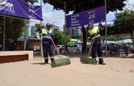 Prefeitura intensifica limpeza de quadras de areia em Maceió
