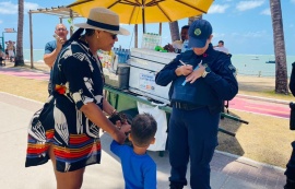 Guarda Municipal entrega pulseiras de identificação para crianças na orla de Maceió