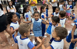 Espetáculo musical anima manhã de crianças da rede municipal na Bienal