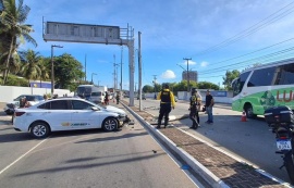 Ilumina remove poste danificado após acidente na Avenida Gustavo Paiva