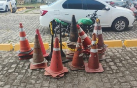 Materiais utilizados para guardar vagas irregulares foram recolhidos por agentes do DMTT