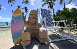 Ilumina instala Papai Noel de "areia" ao lado da Cadeira Gigante para o Natal de Maceió