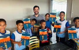 Crianças do Parque Biblioteca produzem telas inspiradas no pôr do sol da lagoa Mundaú