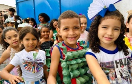 Estudantes de escola municipal realizam desfile de moda sustentável