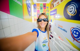 Primeira escola pública bilíngue de Maceió recebe alunos com festa