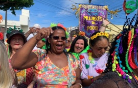Pessoas idosas celebram Carnaval da Convivência no Cras Pitanguinha