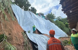 Proteção de encostas com lonas chega a 54 pontos de Maceió