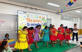 Famílias da etnia Warao levam danças e tradições indígenas para comunidade escolar