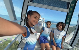 Estudantes de escola municipal participam de dia de lazer na roda-gigante