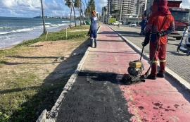Infraestrutura recupera trechos danificados do calçadão na orla de Jacarecica