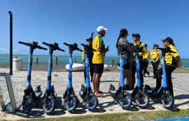 Segurança viária é tema de ação educativa com usuários de patinetes e bicicletas elétricas