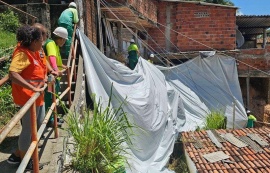 Defesa Civil de Maceió aplica mais de 17 mil m² de lonas em áreas de risco em 2026