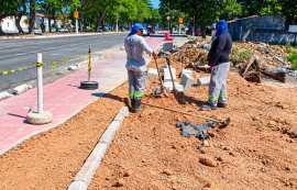 Prefeitura realiza manutenção no calçadão da orla lagunar do Vergel do Lago