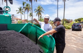 Vice-prefeito e titular da Seminfra vistoria obras de pavimentação e drenagem em Riacho Doce