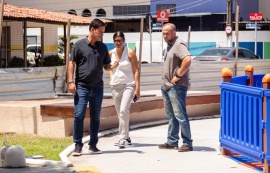 Vice-prefeito e titular da Seminfra visita fase final de revitalização de praça no Santo Eduardo