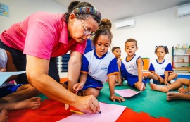 Gestão JHC amplia inclusão e garante mais 800 auxiliares de sala para estudantes da rede municipal