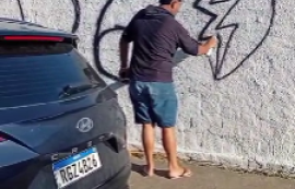 Homem é flagrado pichando muro recém-pintado do Cemitério São Luís, em Maceió