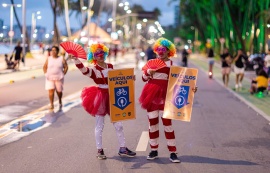 Prefeitura leva ação educativa à Orla Aberta sobre o uso de faixas na Ponta Verde