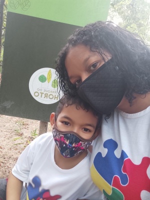 Juliane Ferreira e seu filho Raphael durante a visita ao Parque do Horto (Foto: arquivo pessoal)